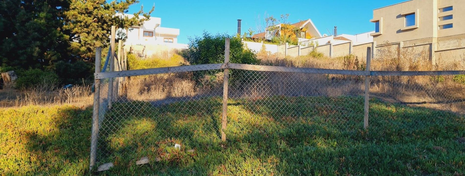 Sitio en barrio residencial CR-S120